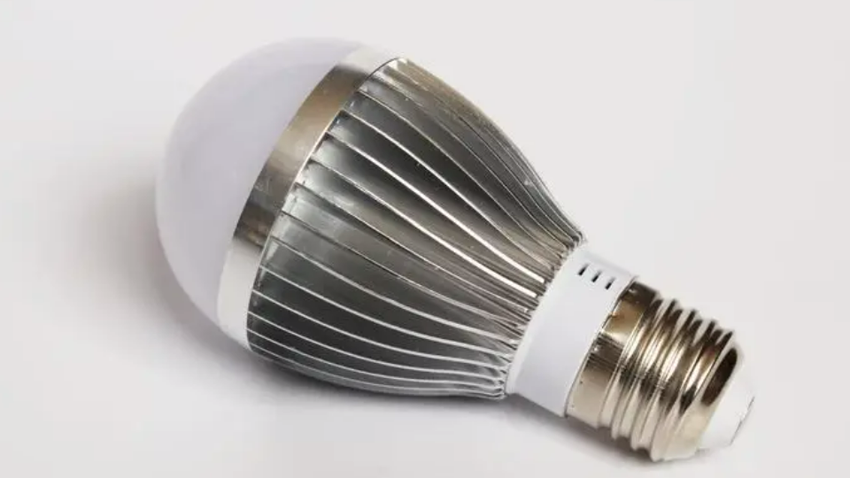LED球泡灯低过温保护功能高压线性恒流芯片SM1082D型号推荐行业资讯封面图